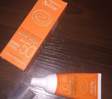 Kem chống nắng và trang điểm bảo vệ tối đa   Very High Protection Tinted Cream SPF 50+